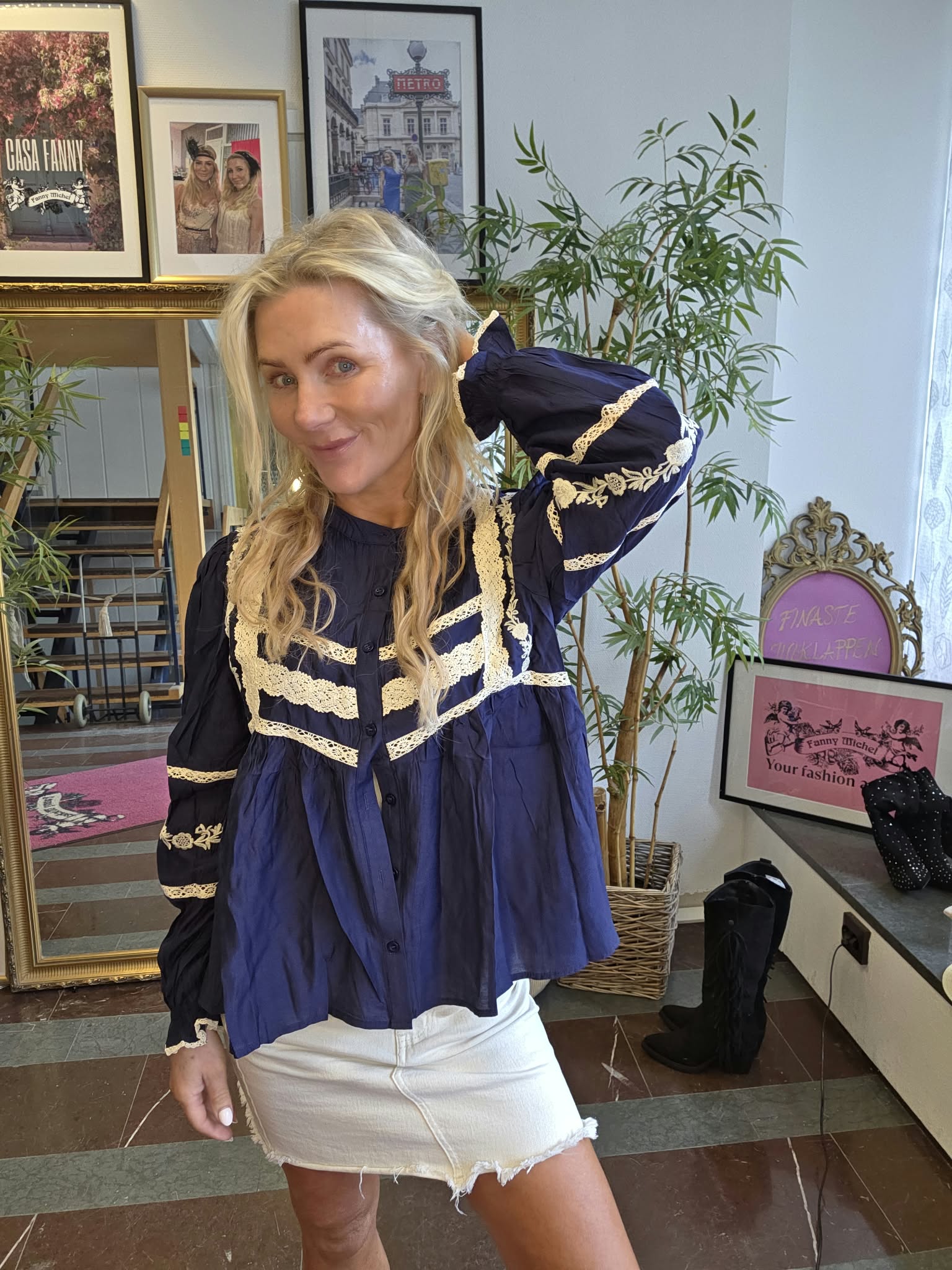 Blenda - Blus med spets- och brodyrdetaljer - Marine