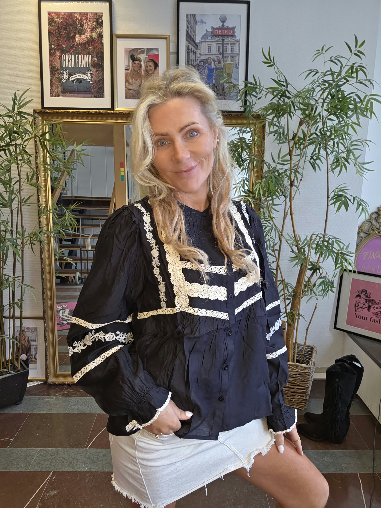 Blenda - Blus med spets- och brodyrdetaljer - Svart - Bild 3