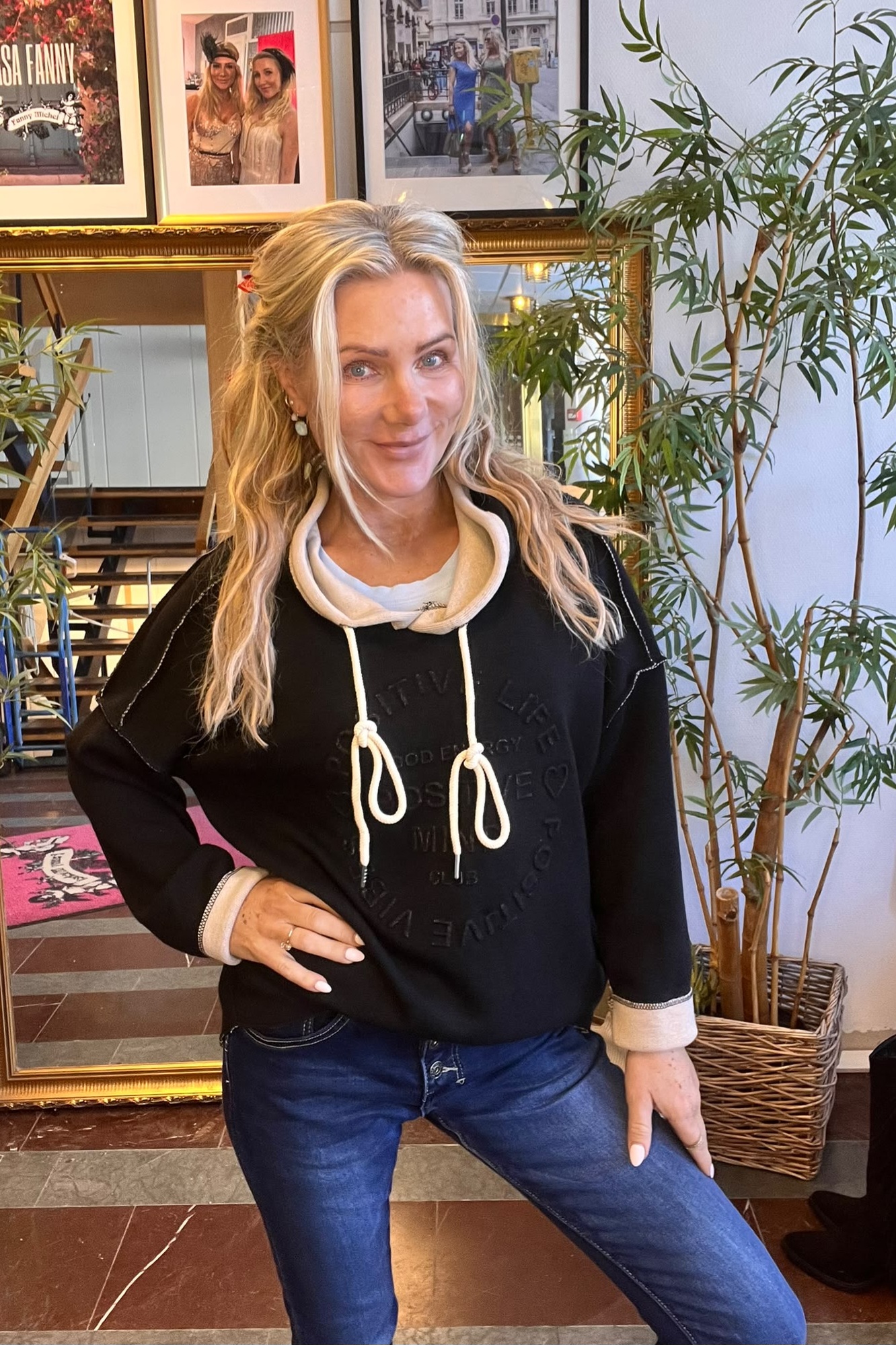 Hedda - Hoodie med text och råa sömmar - Svart - Bild 6