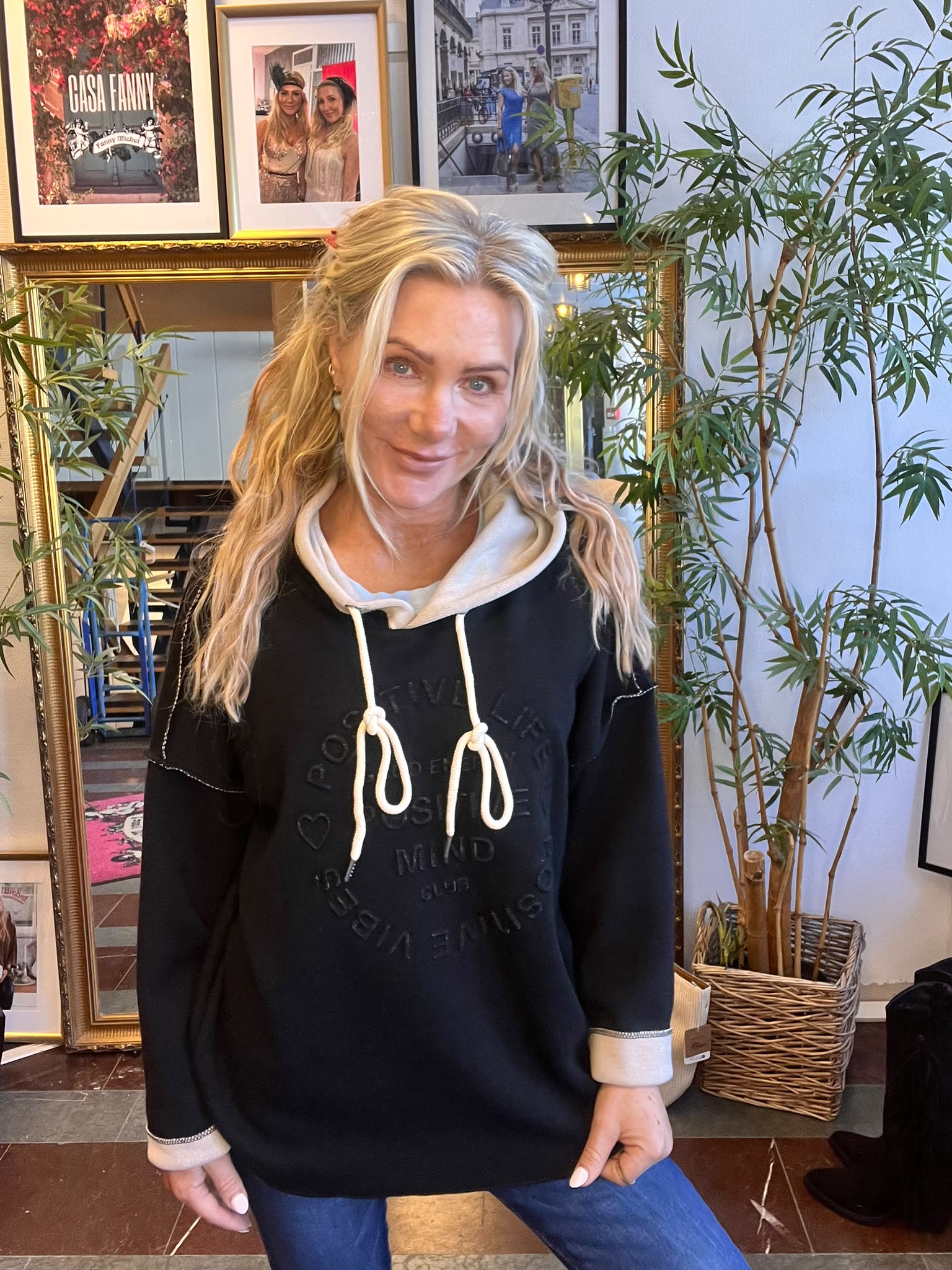 Hedda - Hoodie med text och råa sömmar - Svart - Bild 2