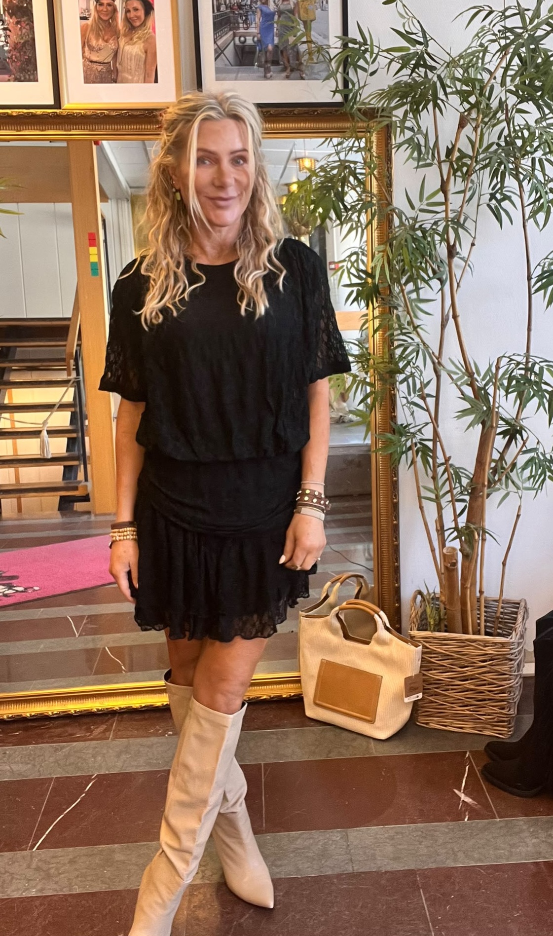 Jonna - Kort spetsklänning med insydda shorts - Svart - Bild 5
