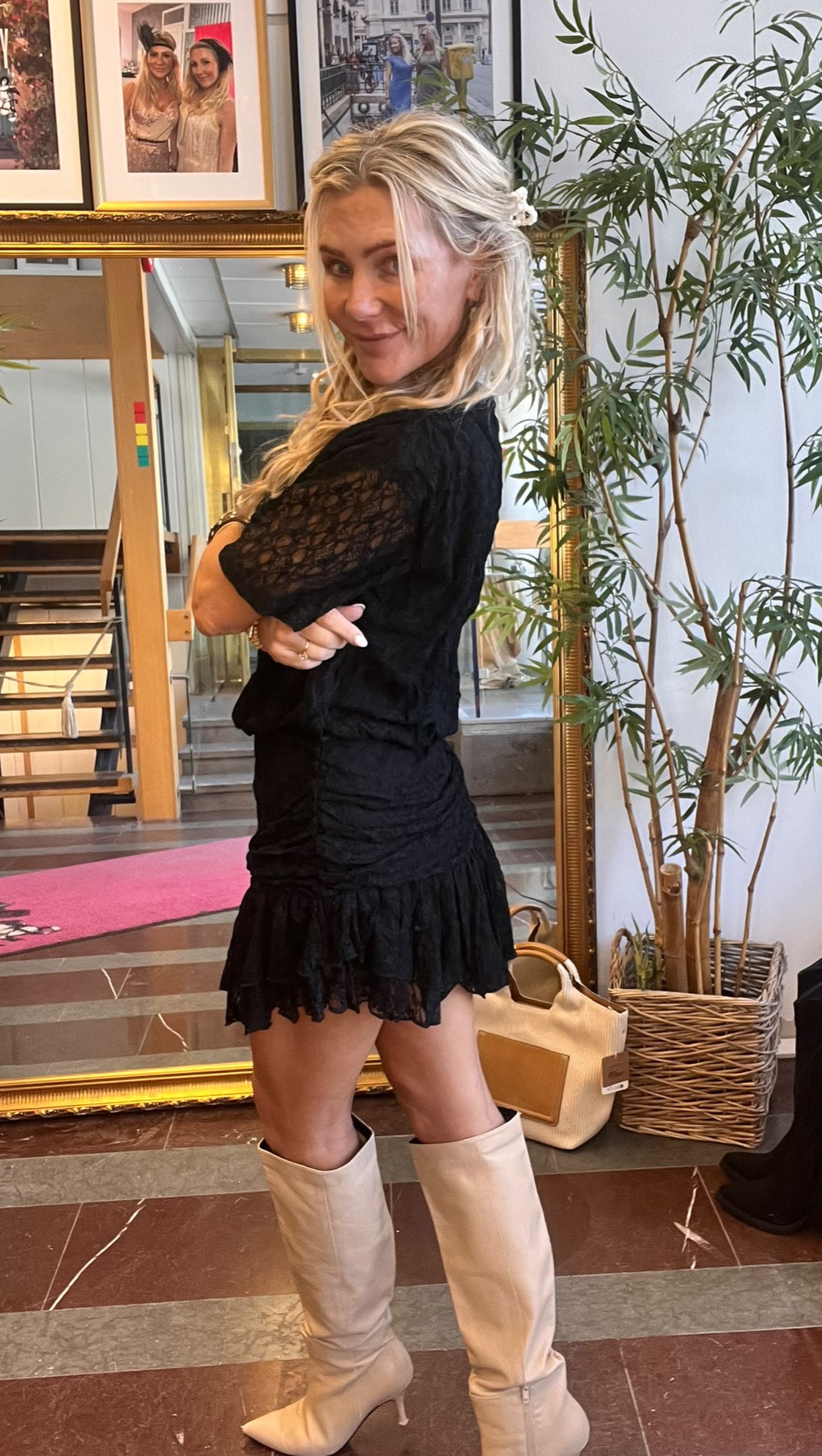 Jonna - Kort spetsklänning med insydda shorts - Svart