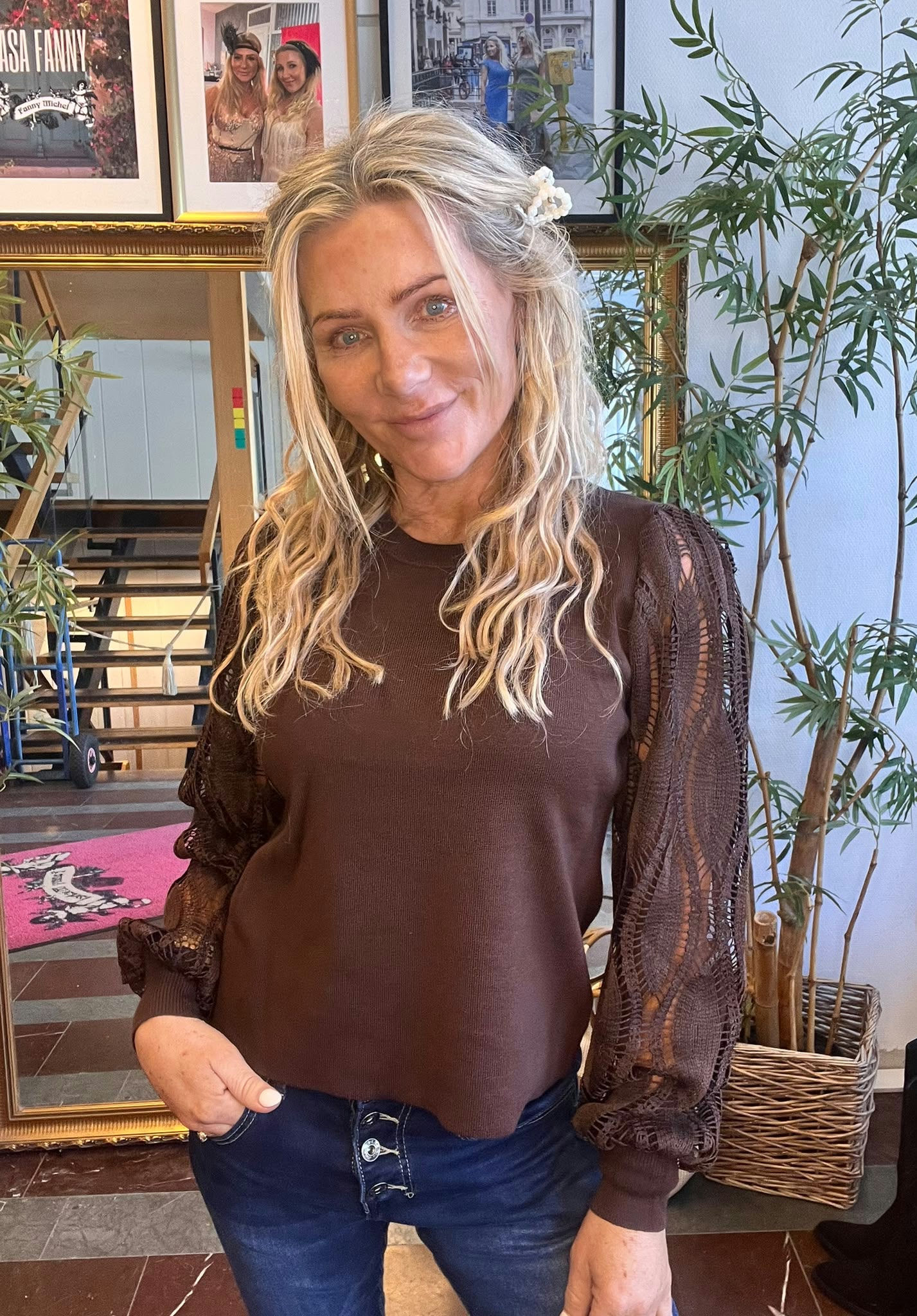 Beata - Finstickad tröja med spetsärmar - Brun - Bild 2