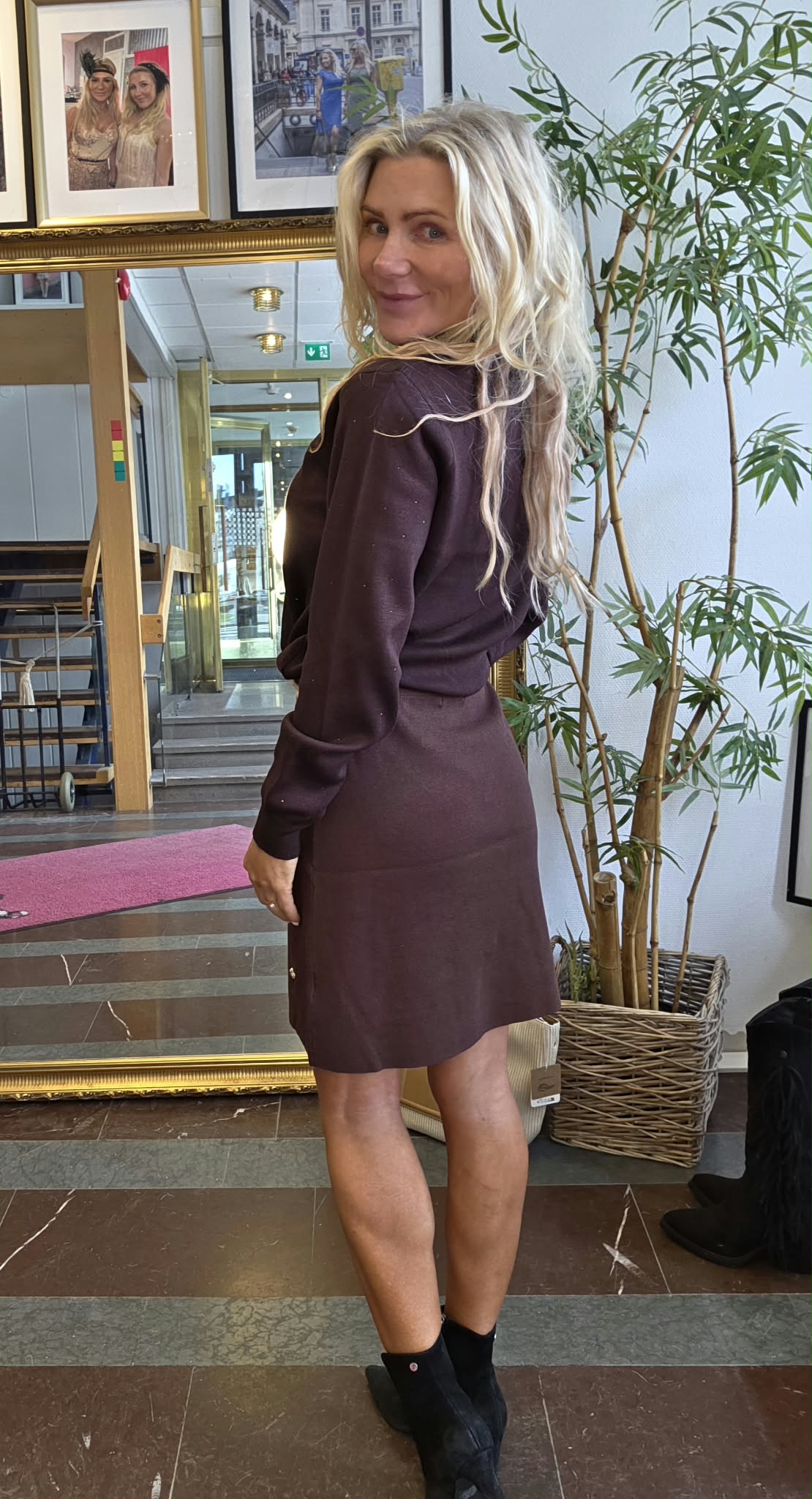 Short fine-knit skirt with gold hearts – Brown - Image 4