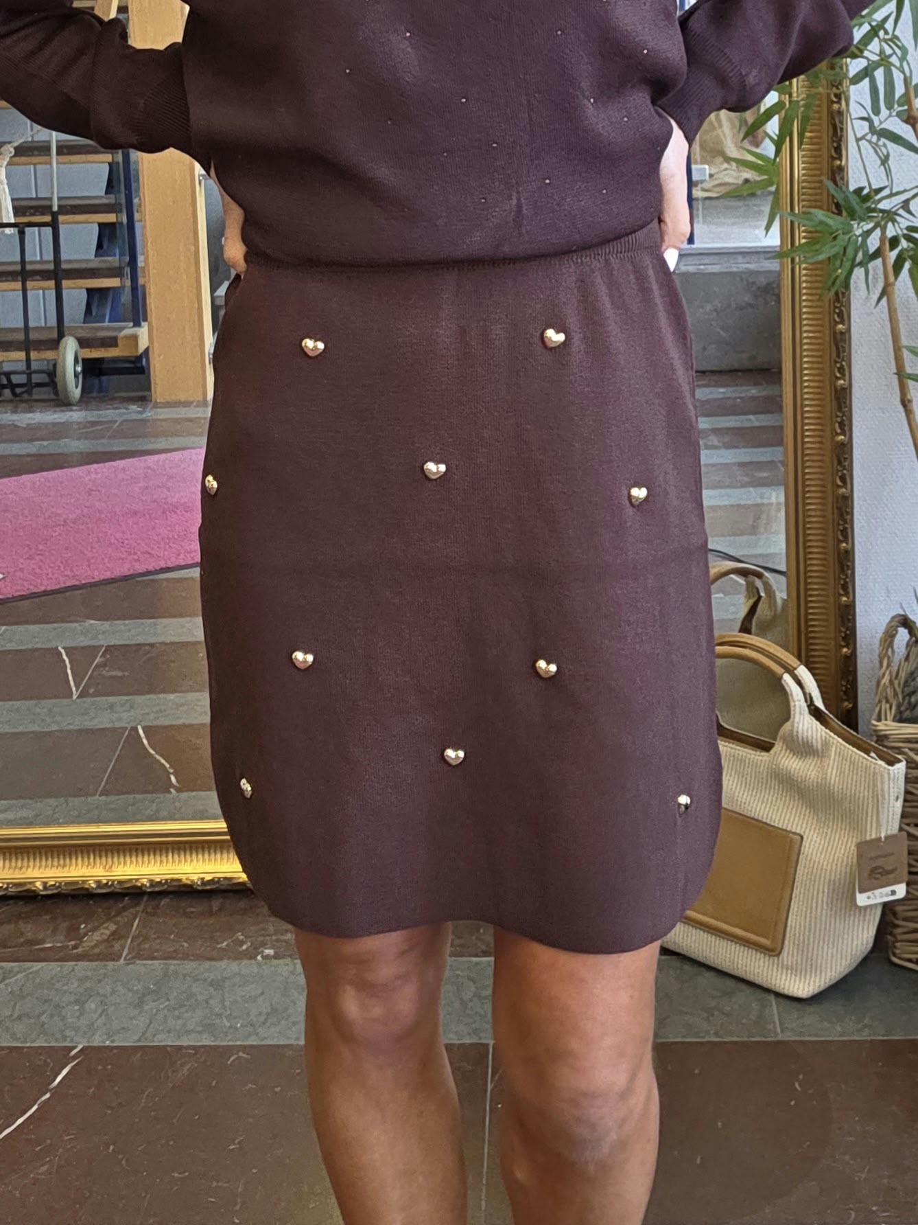 Short fine-knit skirt with gold hearts – Brown - Image 5