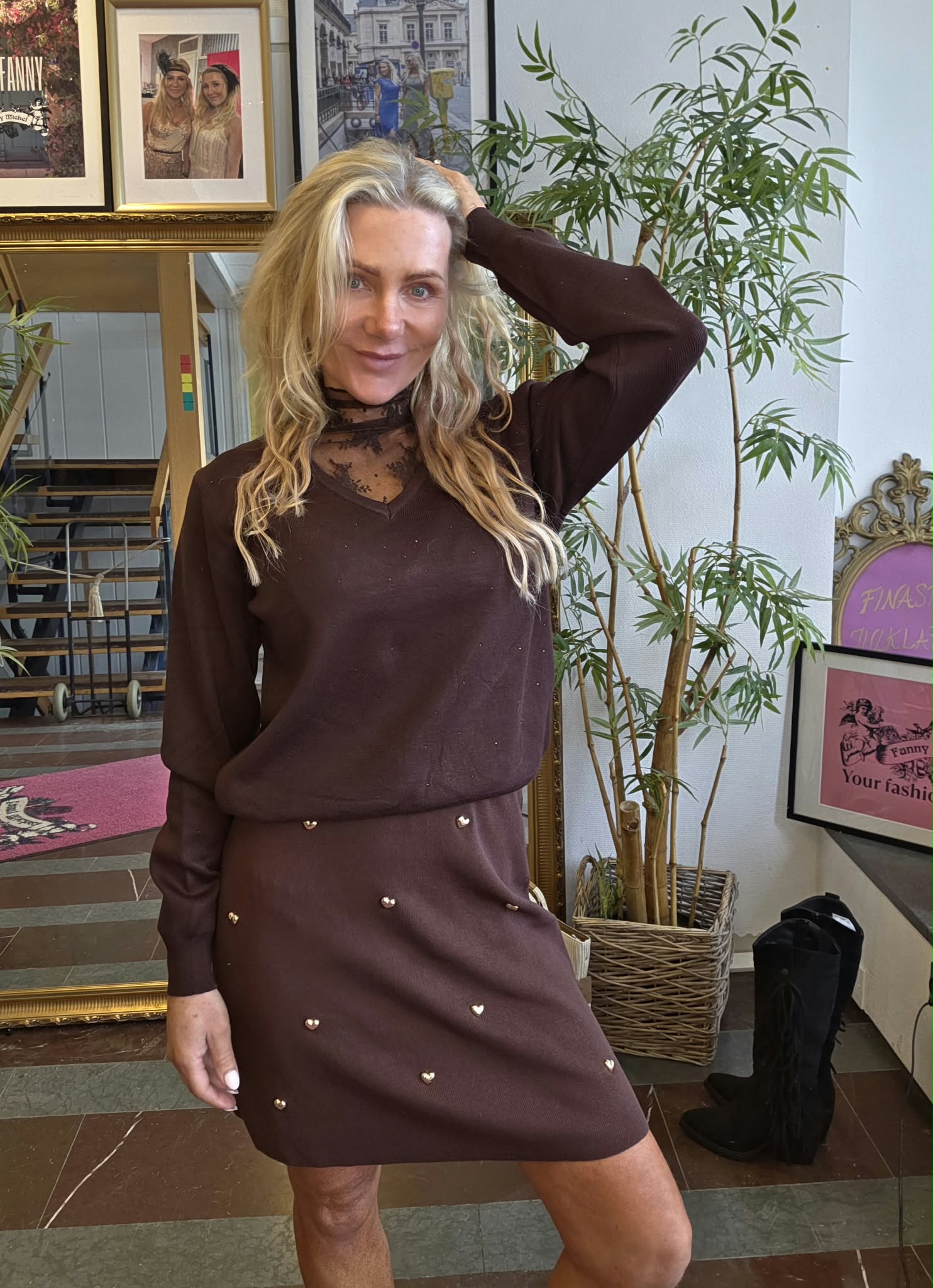 Short fine-knit skirt with gold hearts – Brown