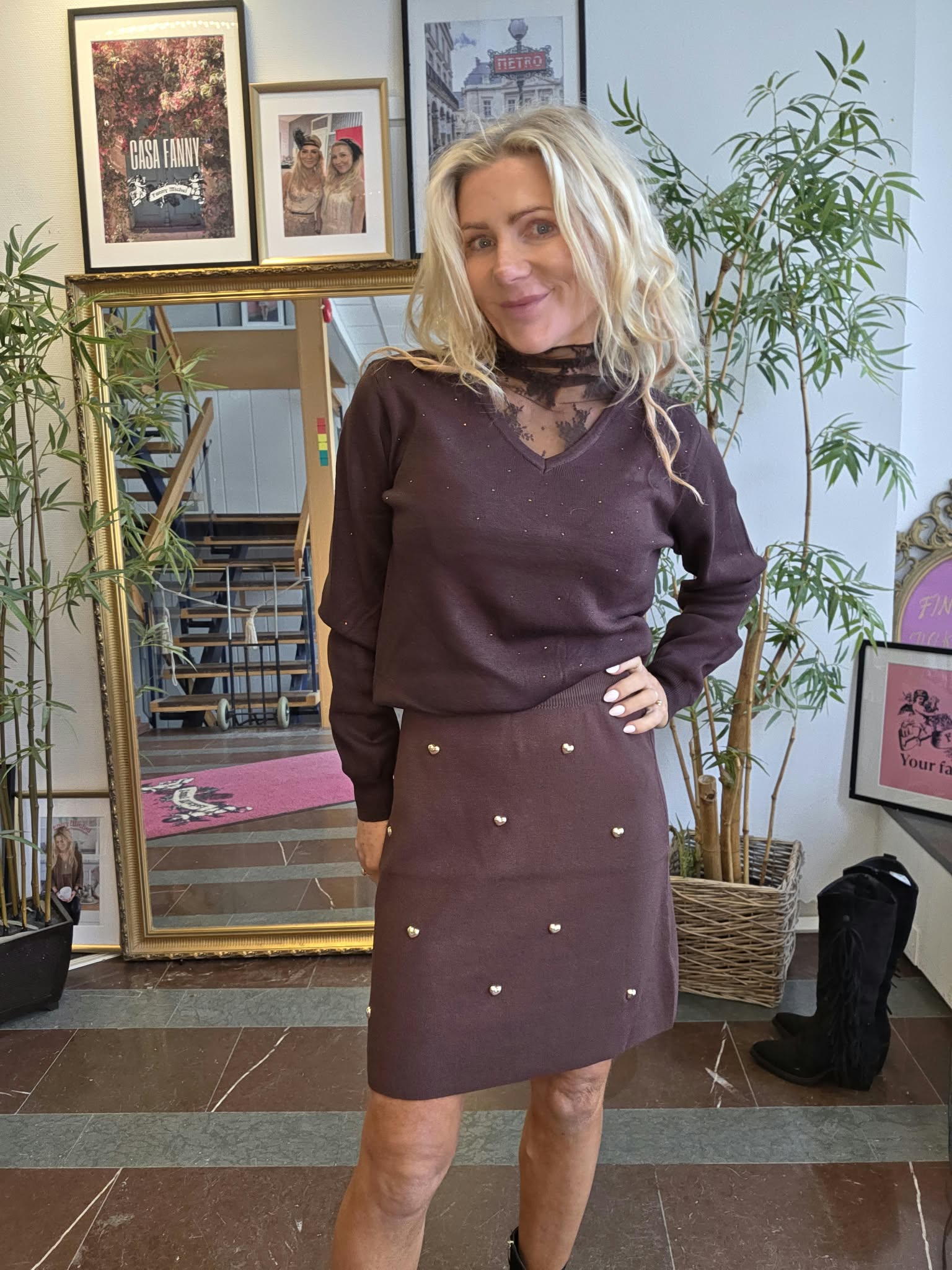 Short fine-knit skirt with gold hearts – Brown - Image 3