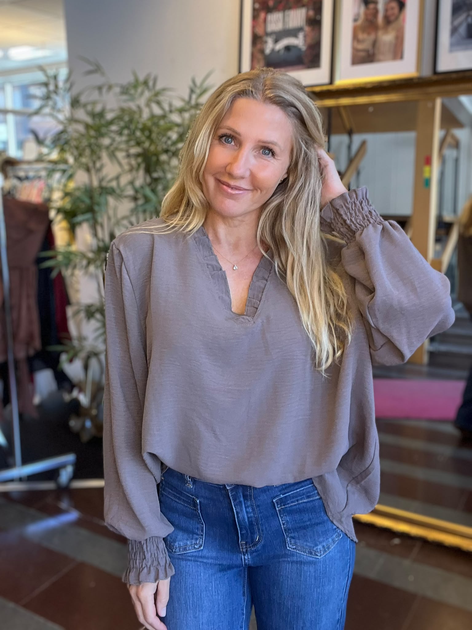 Thea - Blouse with ruffle and elastic sleeves - Taupe