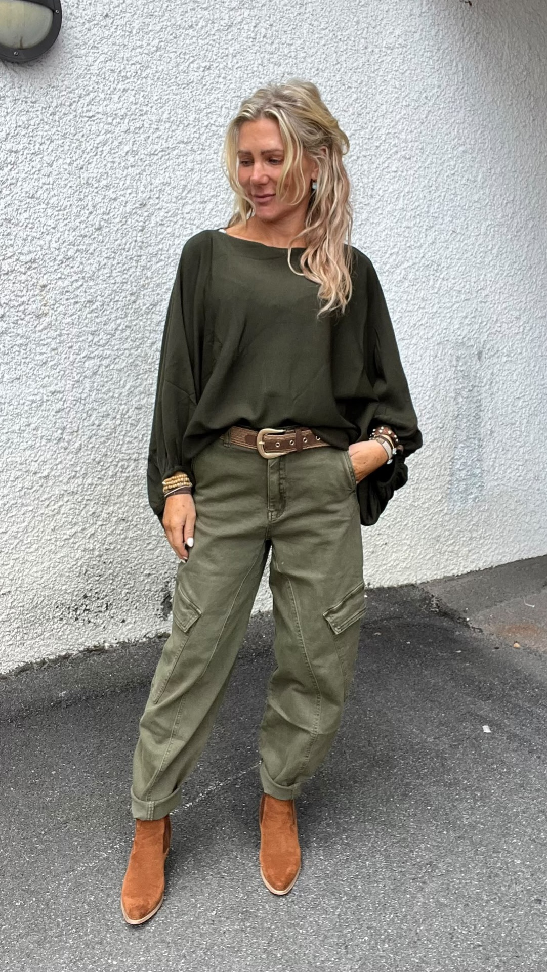 Mabel – Fine-knit top with balloon sleeves – Khaki - Image 8