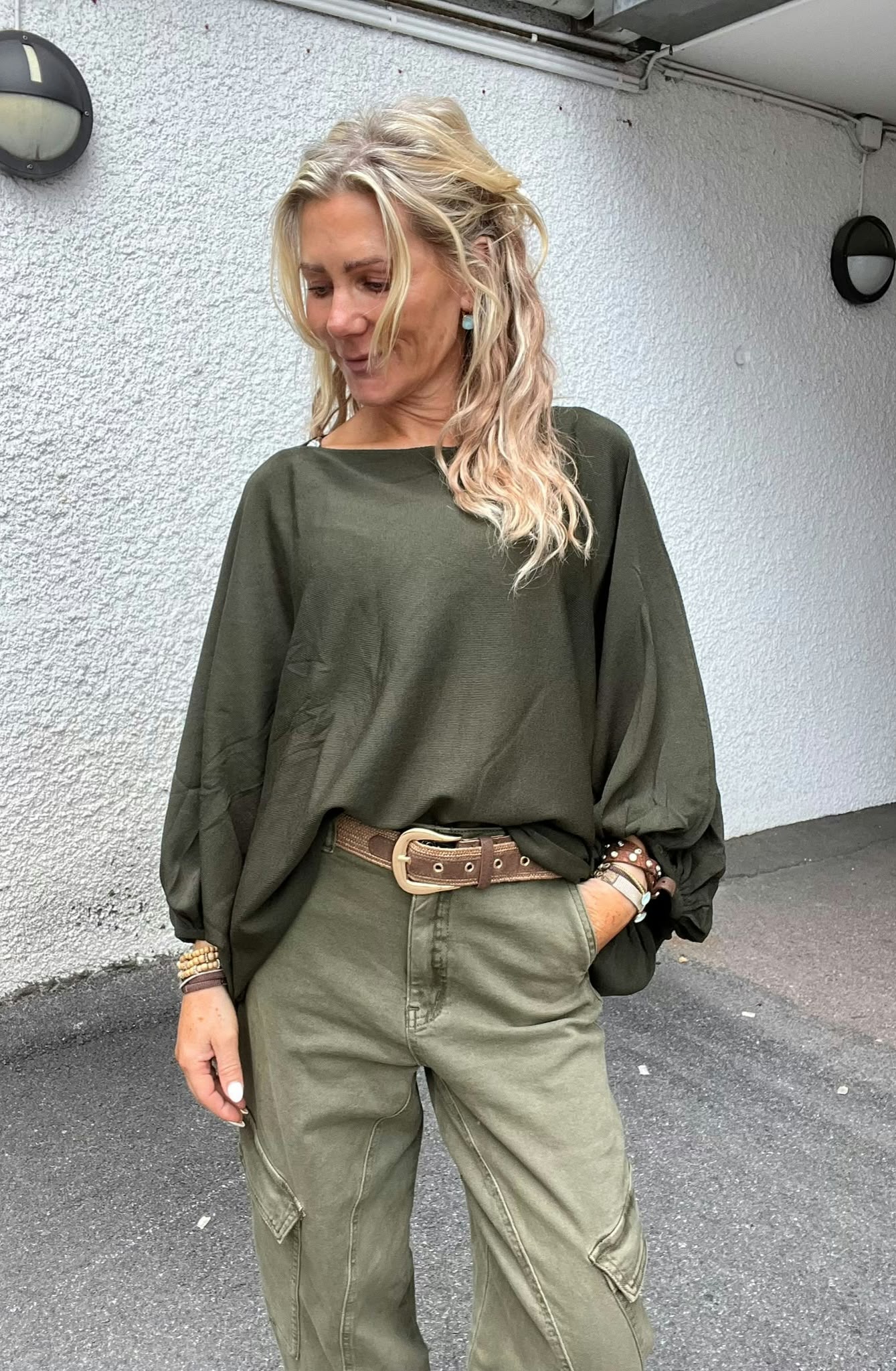 Mabel – Fine-knit top with balloon sleeves – Khaki - Image 6