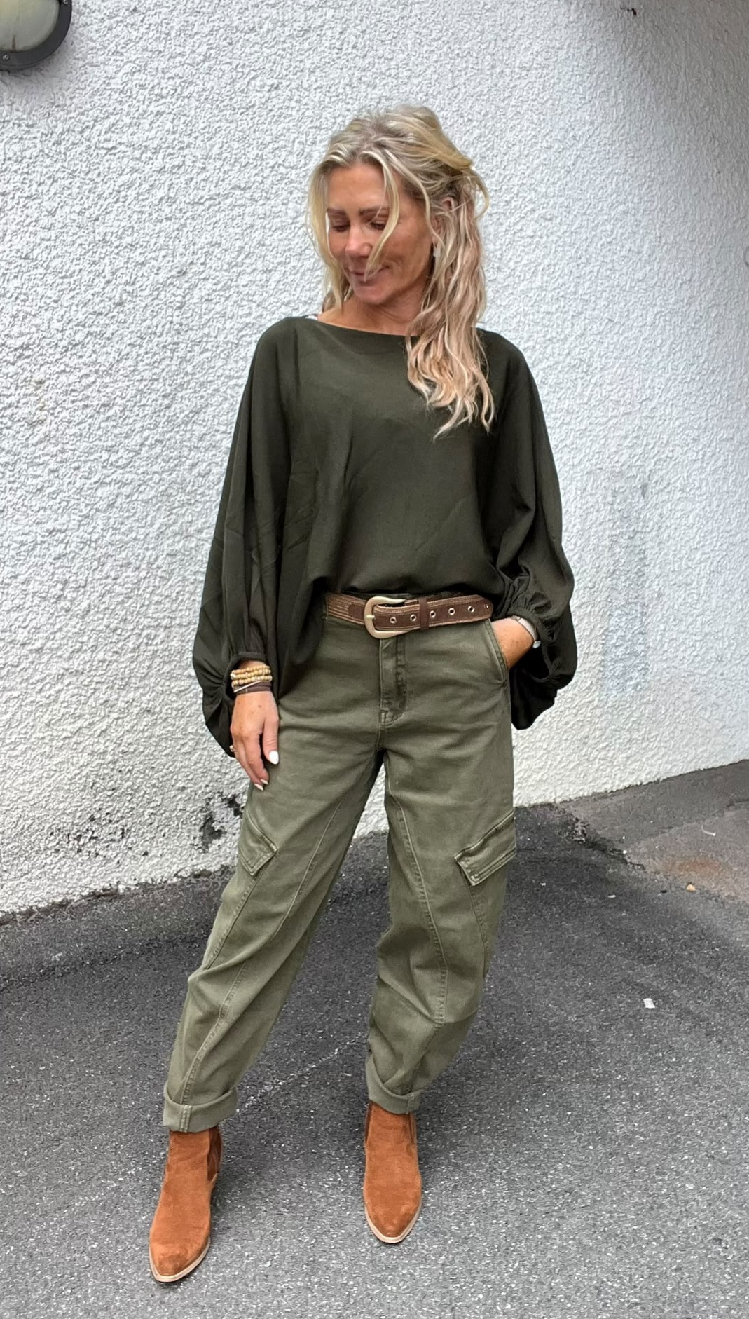 Mabel – Fine-knit top with balloon sleeves – Khaki - Image 5