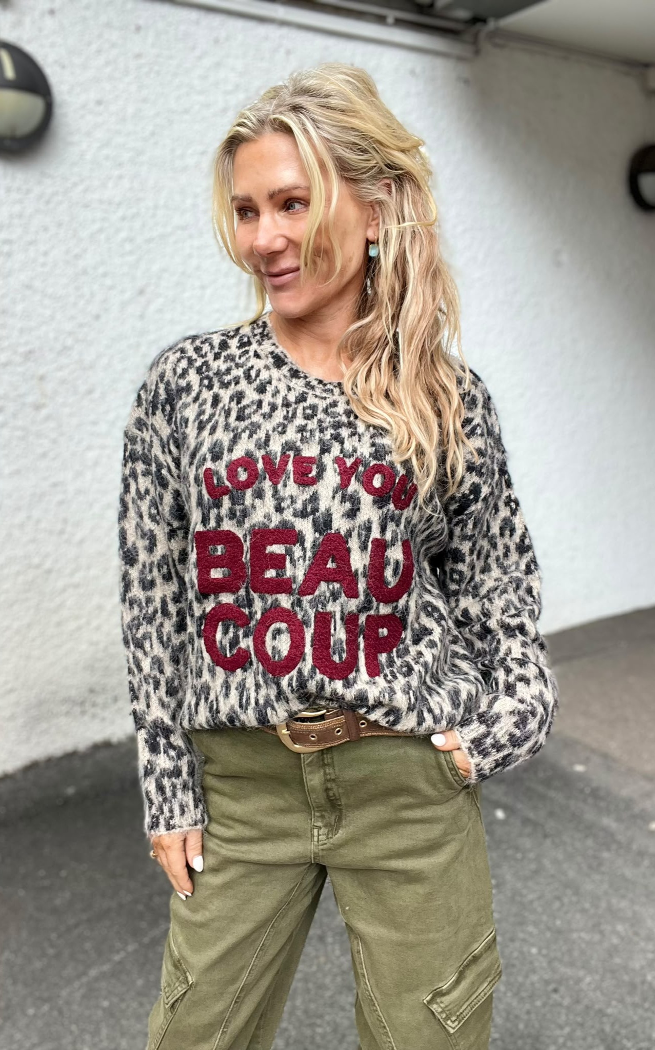 Hazel – Knitted sweater with text – Leopard/Burgundy