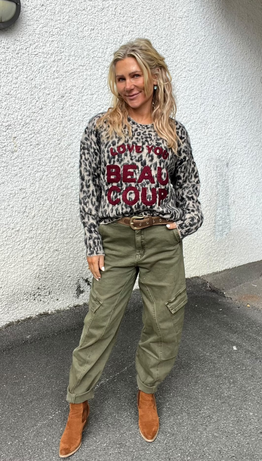 Hazel – Knitted sweater with text – Leopard/Burgundy - Image 5