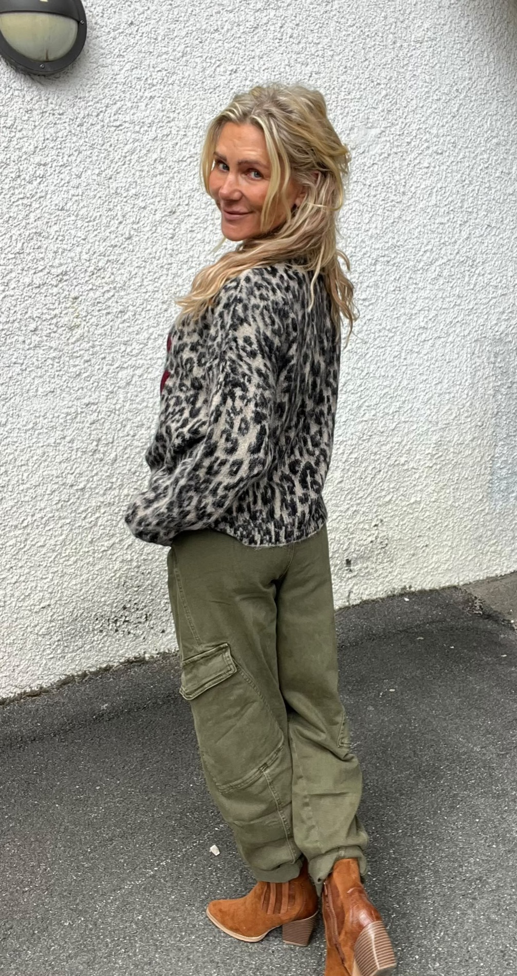 Hazel – Knitted sweater with text – Leopard/Burgundy - Image 3