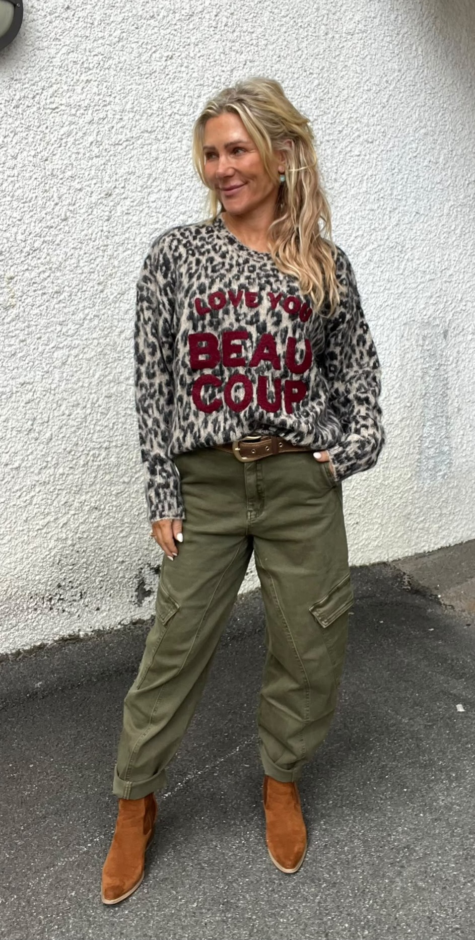 Hazel – Knitted sweater with text – Leopard/Burgundy - Image 2