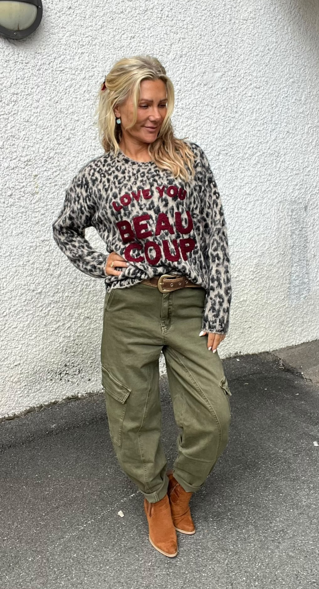 Hazel – Knitted sweater with text – Leopard/Burgundy - Image 4
