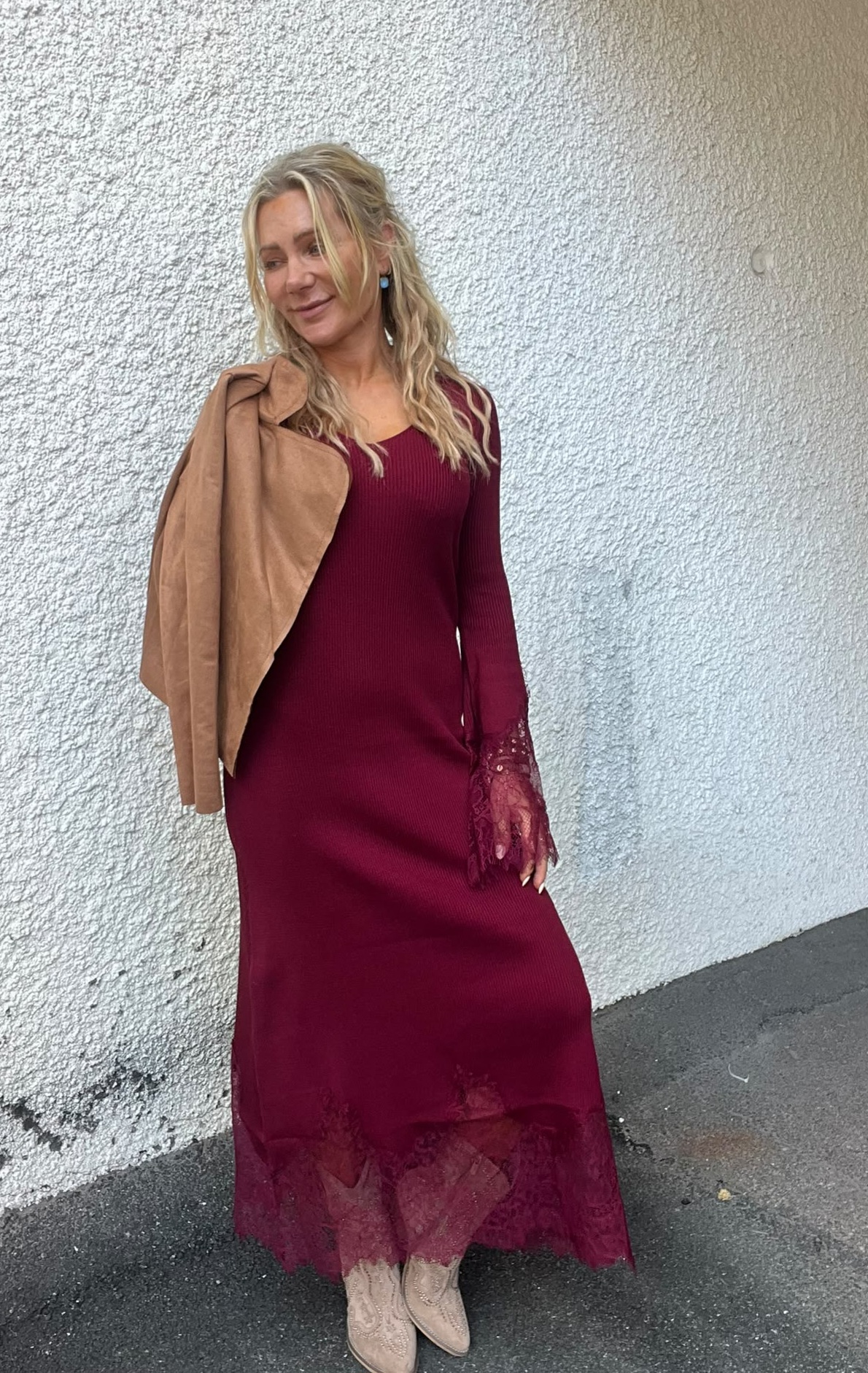 Enya – Fine-knit dress with lace – Bordo - Image 8