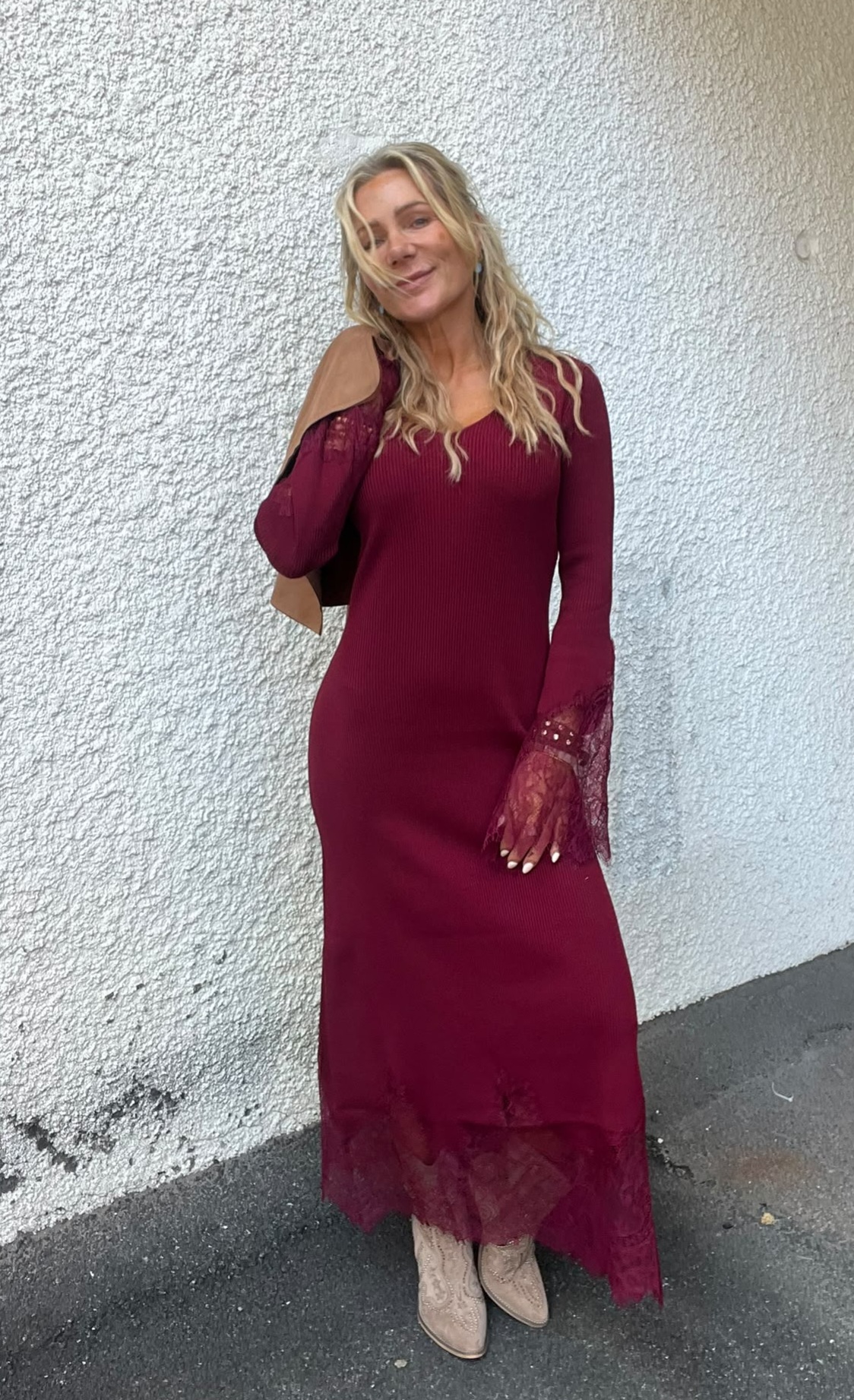 Enya – Fine-knit dress with lace – Bordo - Image 6