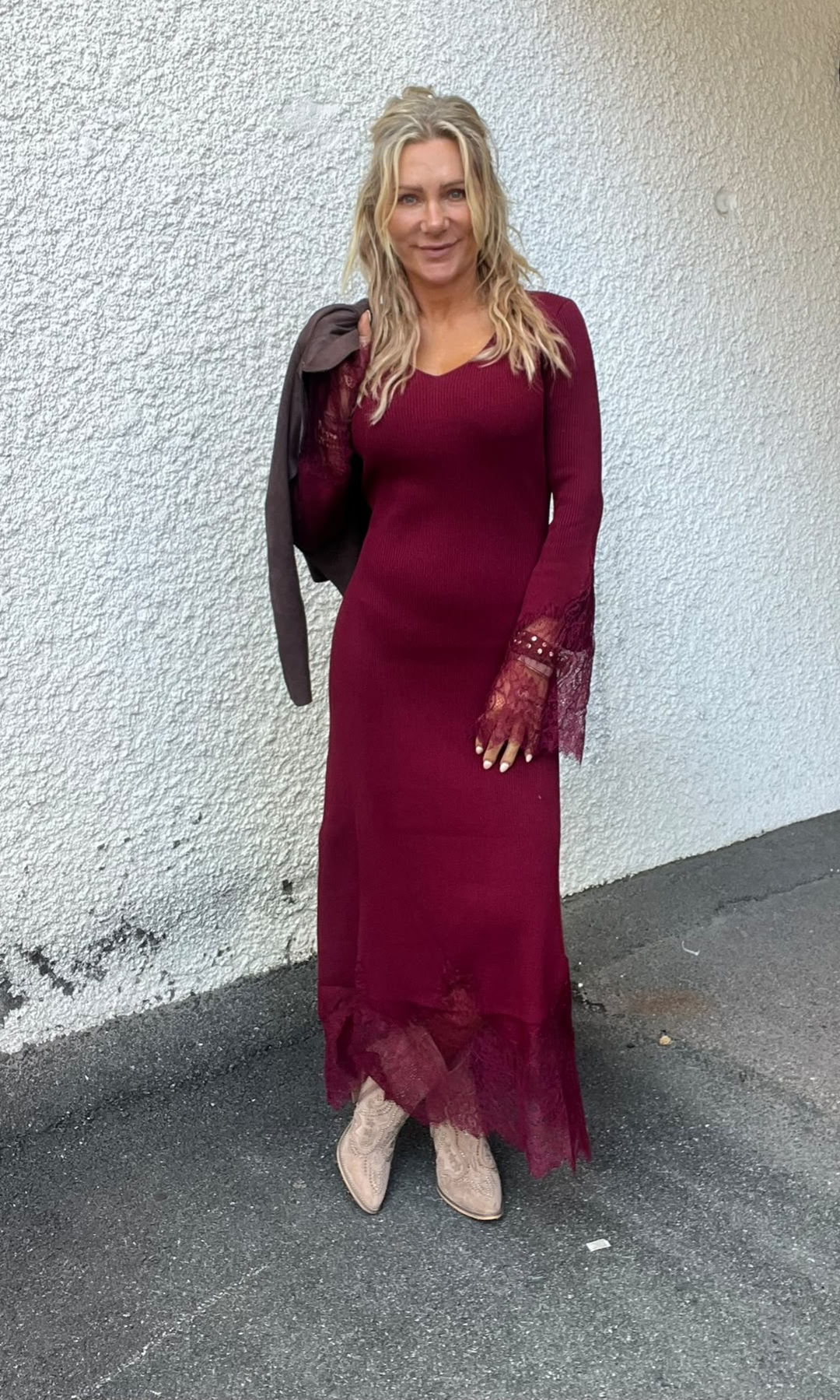 Enya – Fine-knit dress with lace – Bordo - Image 5