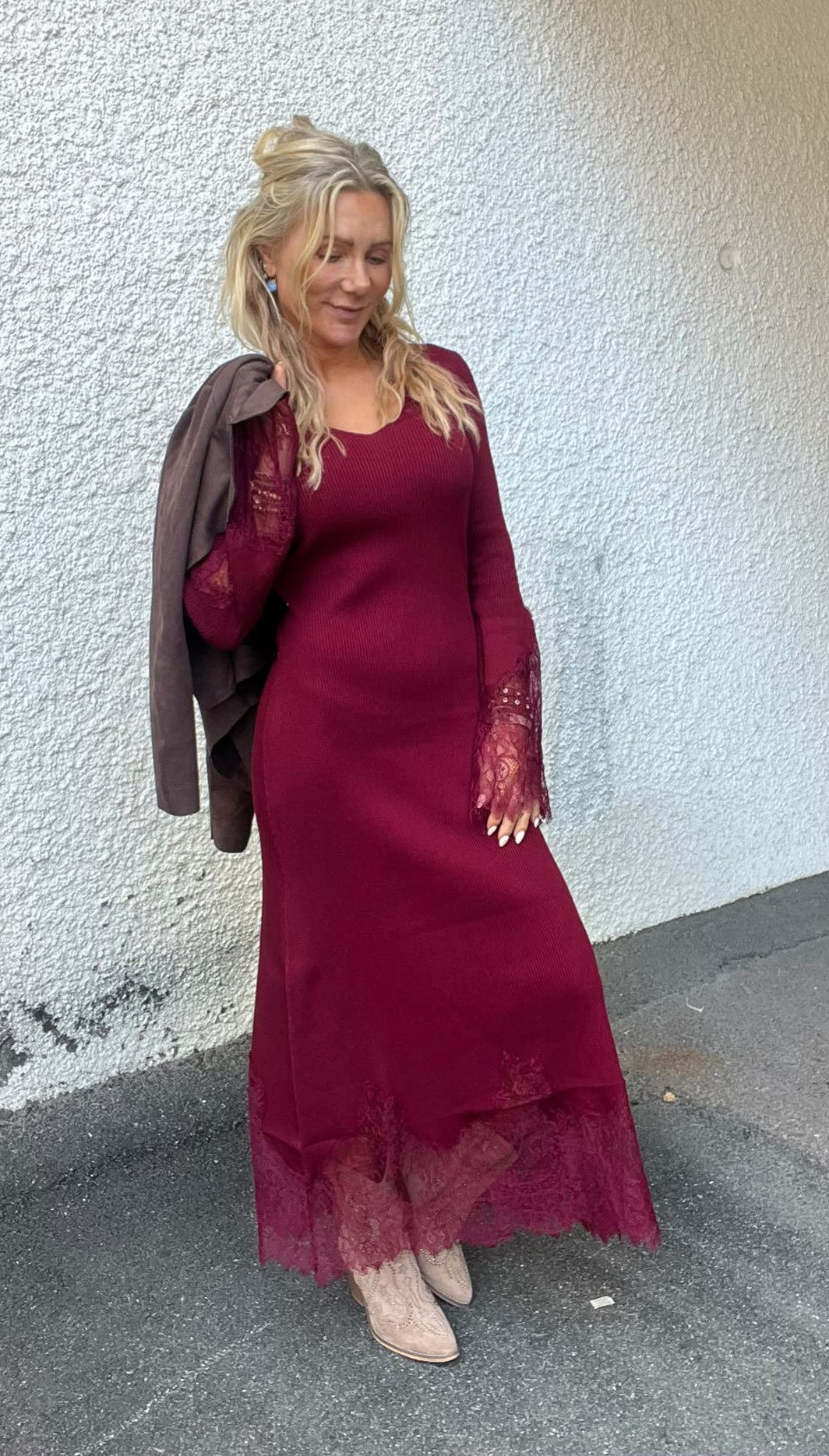 Enya – Fine-knit dress with lace – Bordo - Image 4