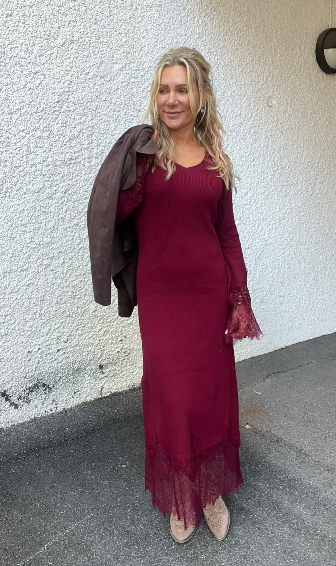 Enya – Fine-knit dress with lace – Bordo - Image 10