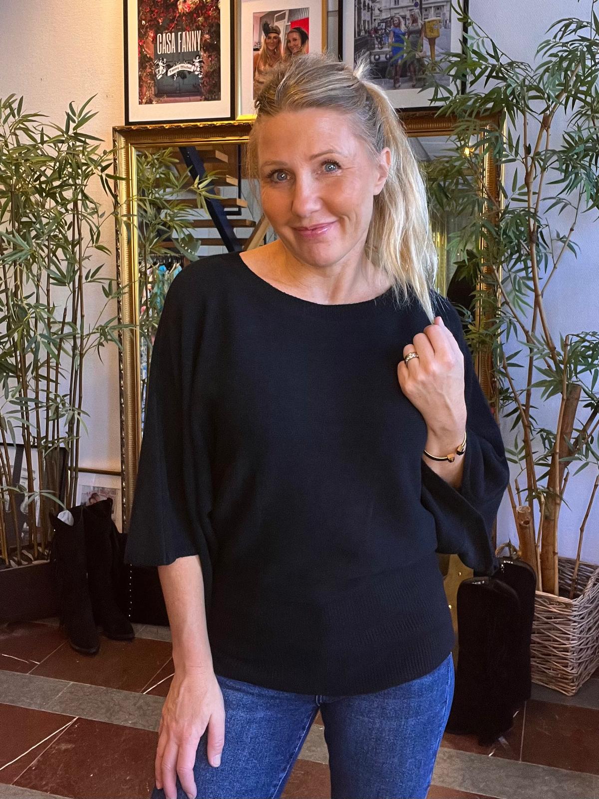 Linnea – Knitted sweater with ribbed cuffs and batwing sleeves – Blacl - Image 2