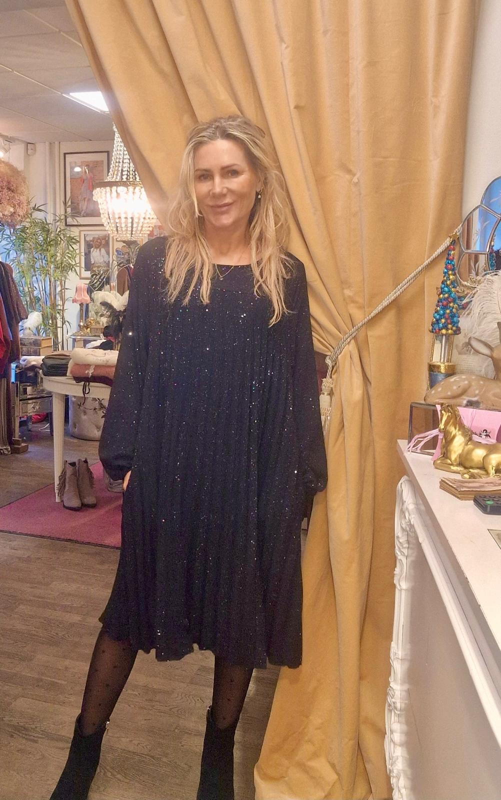 Lovelia - Pleated dress with long sleeves - Black