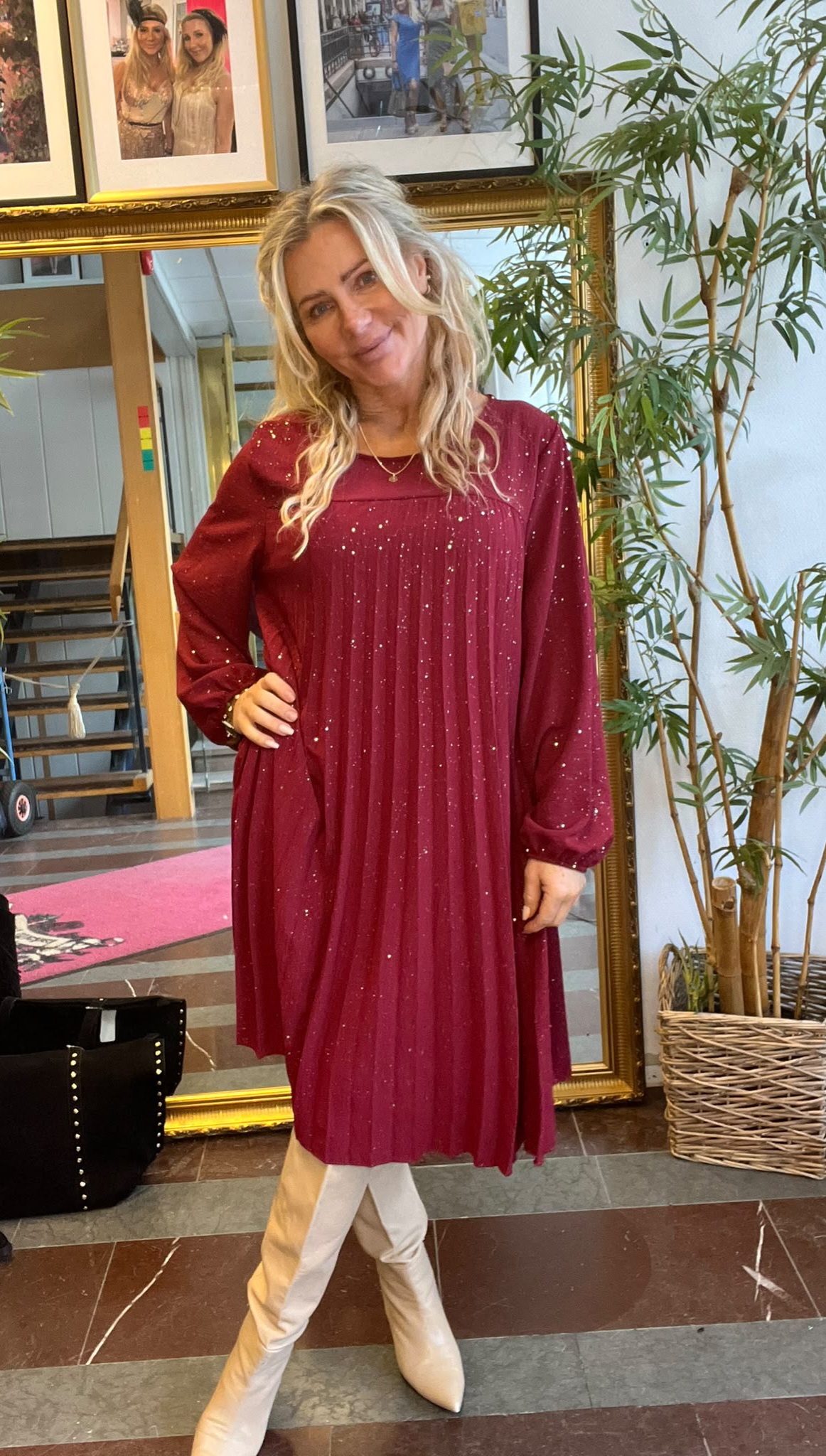 Lovelia - Pleated dress with long sleeves - Bordeaux